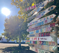 Alumnes de l'Escola ALmenar fan un cartell molt especial